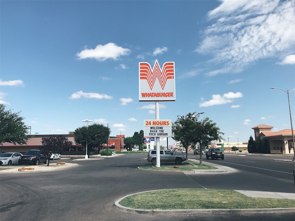 【WHAT A BURGER】ロードトリップの途中で発見！気になっていたバーガーチェーン店に初めて立ち寄った話 ぴんくのねずみの森